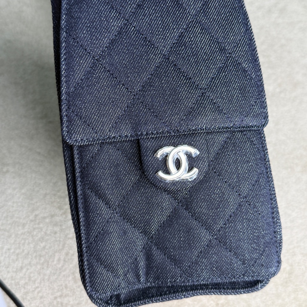 New Matthieu Blazy Chanel - 1st New Collection Launch - Chanel 25 Dark Denim SM - Picture 6 of 9
